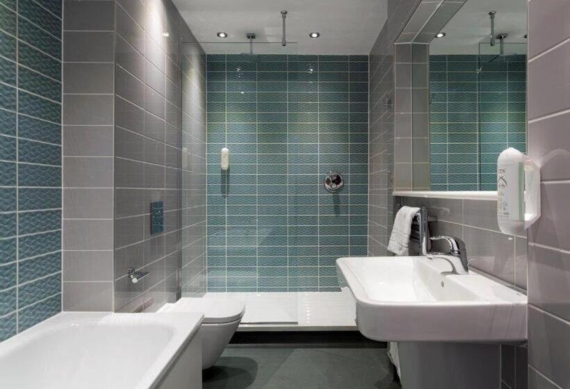 패밀리 룸, The Greyhound Wetherspoon