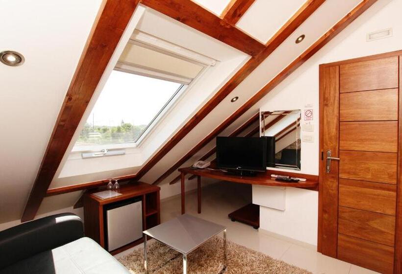 펜트하우스 룸, Villa Kampanel