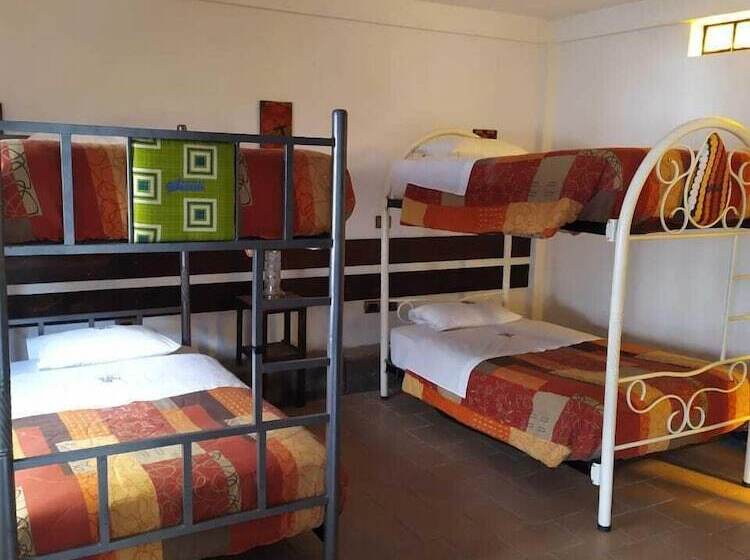 تختخواب در اتاق مشترک, Hanaq Mayu