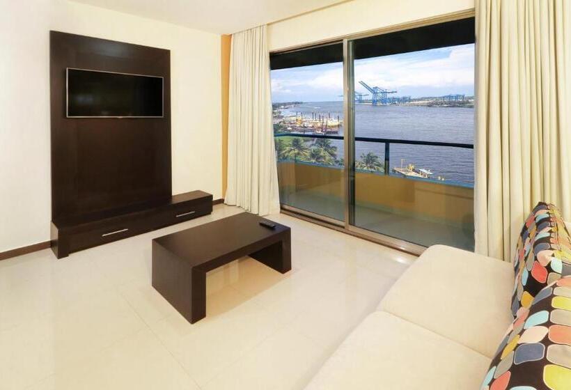 מיטת קינג בסוויטה, Holiday Inn Express   Tuxpan, An Ihg