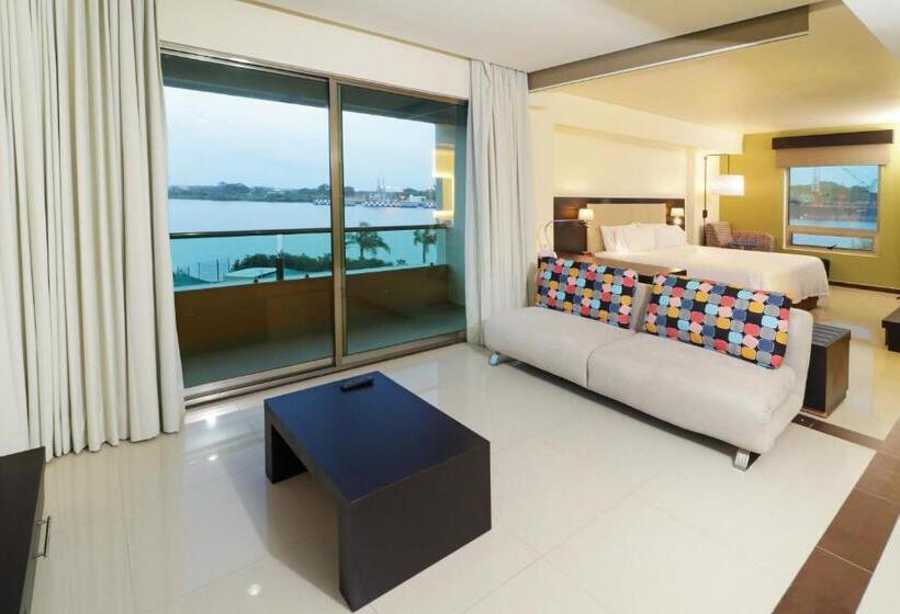 キングサイズベッドのスイートルーム, Holiday Inn Express   Tuxpan, An Ihg