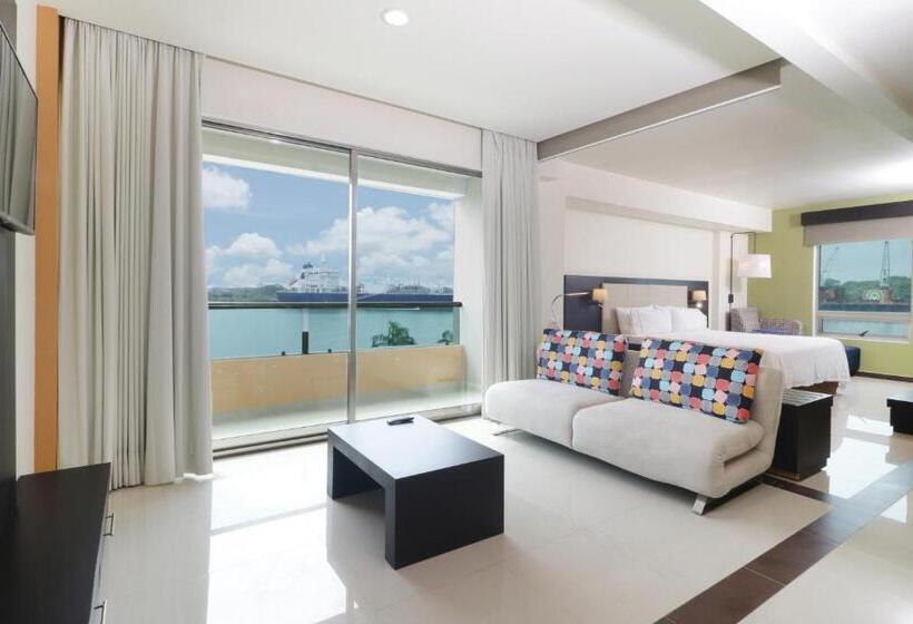 מיטת קינג בסוויטה, Holiday Inn Express   Tuxpan, An Ihg