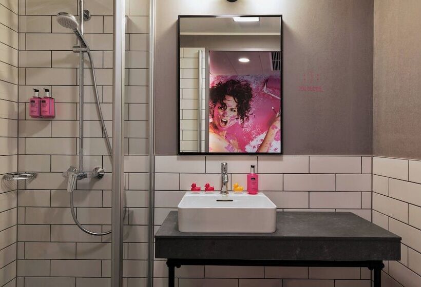 Номер Стандарт, Moxy Frankfurt East