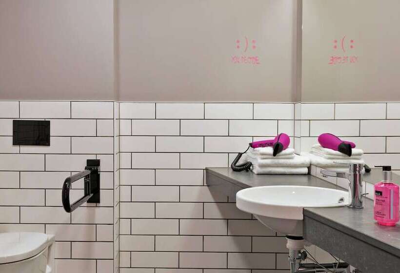Семейный Номер, Moxy Frankfurt East