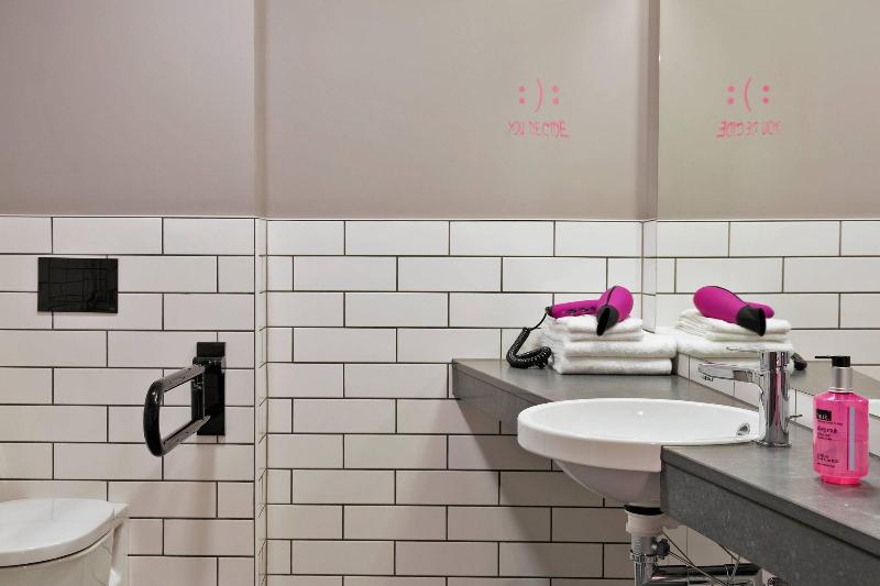 Семейный Номер, Moxy Frankfurt East