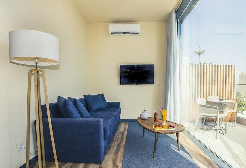 带海景的复工套房, The Prime Energize