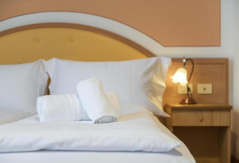 Economy Triple Room, Antico Monastero