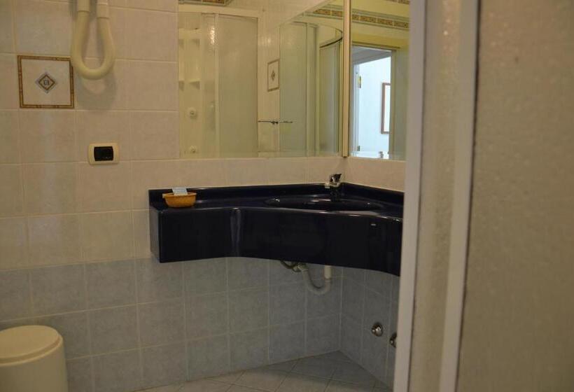 غرفة قياسية مزوَّدة بشُرفة, Everest