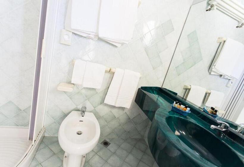 غرفة قياسية مزوَّدة بشُرفة, Everest