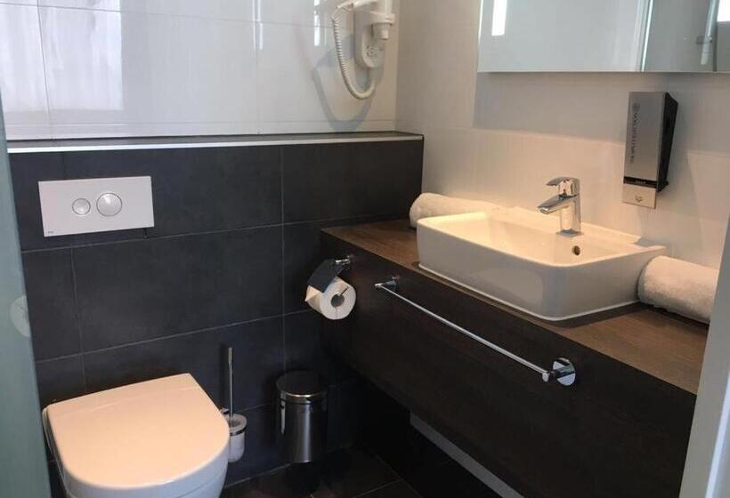 디럭스 트리플 룸, Joy