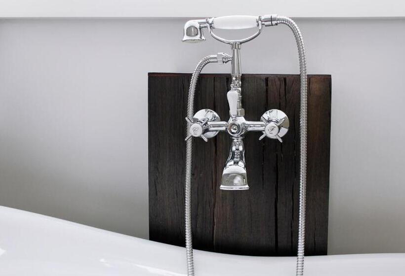 Номер Deluxe, Nihil Novi