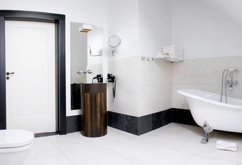 Студия Deluxe, Nihil Novi