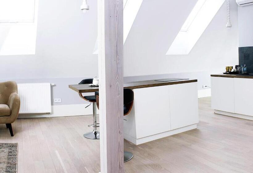 Студия Deluxe, Nihil Novi