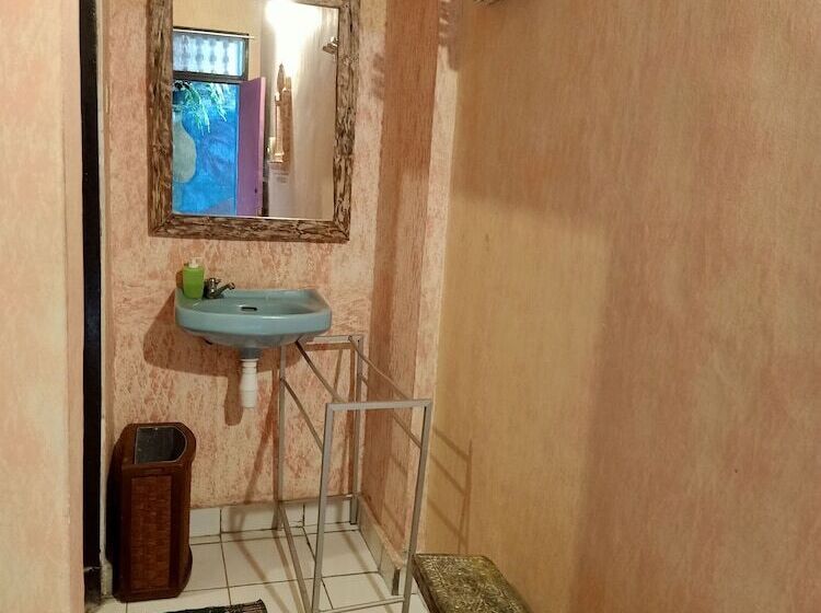 Номер Economy, Lovina Central Hostel