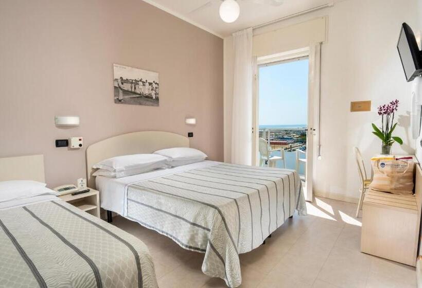 اتاق استاندارد سه نفره با چشمانداز کنار دریا, Astoria