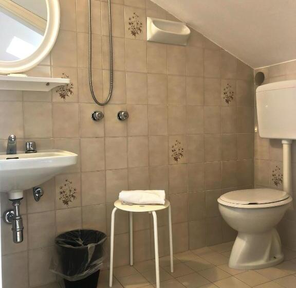 Economy Triple Room, Del Falco