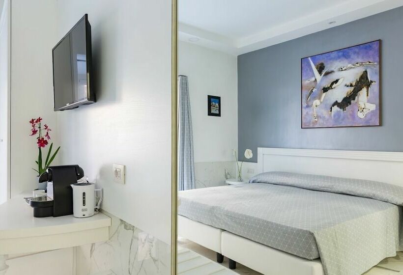 اتاق سوپریور, Little Aurelius