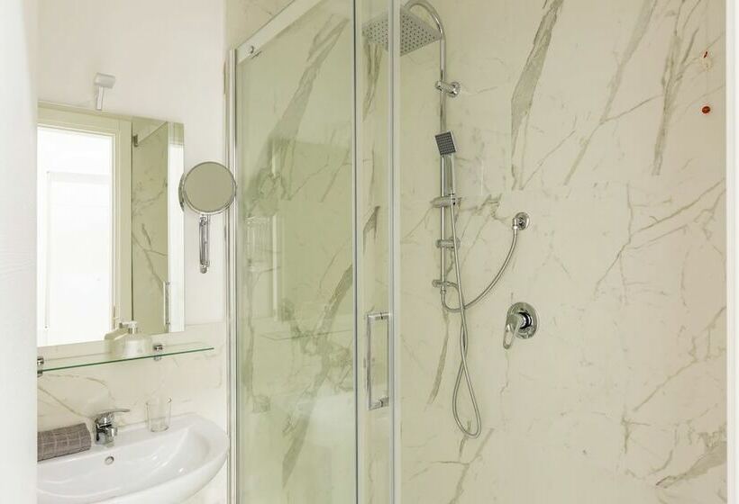 اتاق استاندارد, Little Aurelius