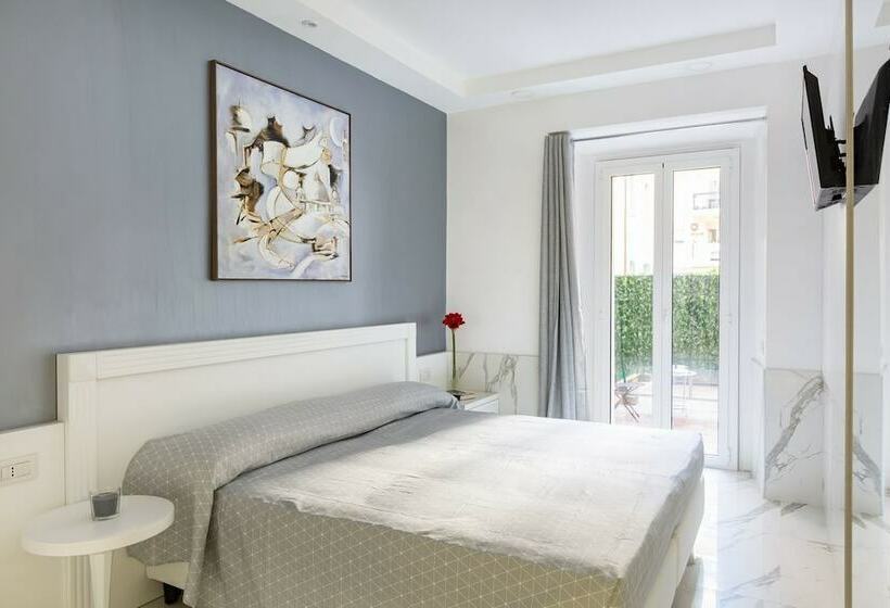 اتاق سوپریور, Little Aurelius