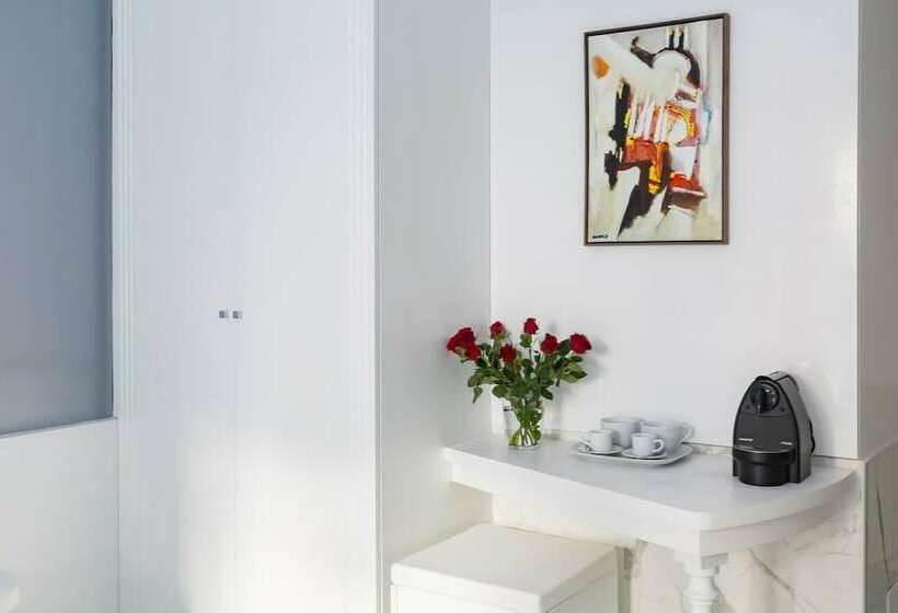 اتاق سوپریور, Little Aurelius