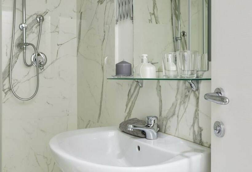 اتاق سوپریور, Little Aurelius