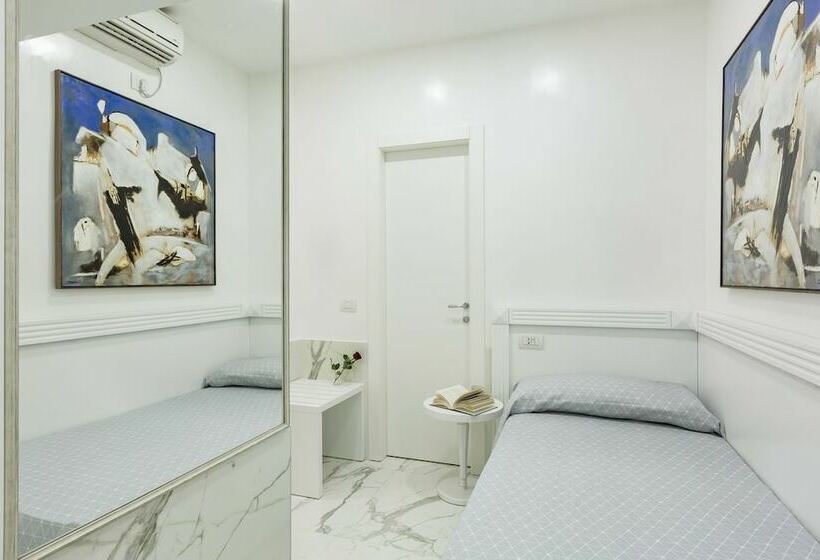 اتاق استاندارد یک نفره, Little Aurelius