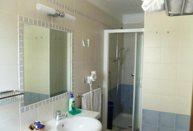 Pokój Trzyosobowy Standard z Balkonem, Miramare