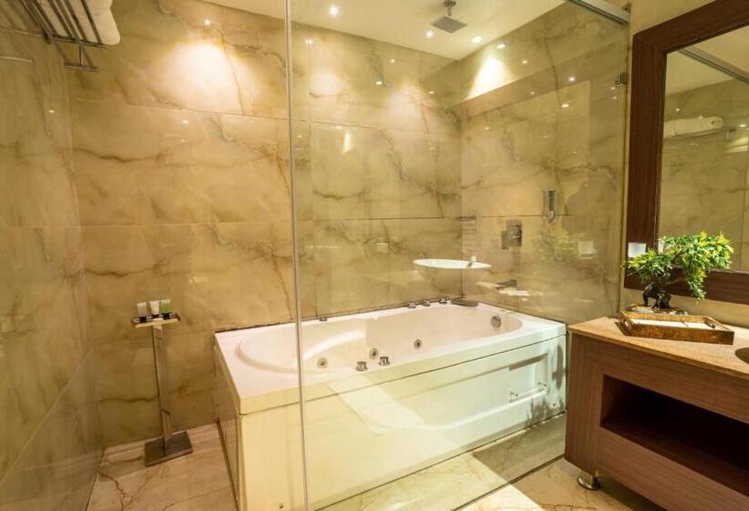 디럭스 스위트 킹 침대, Indraprastha Spa Resort
