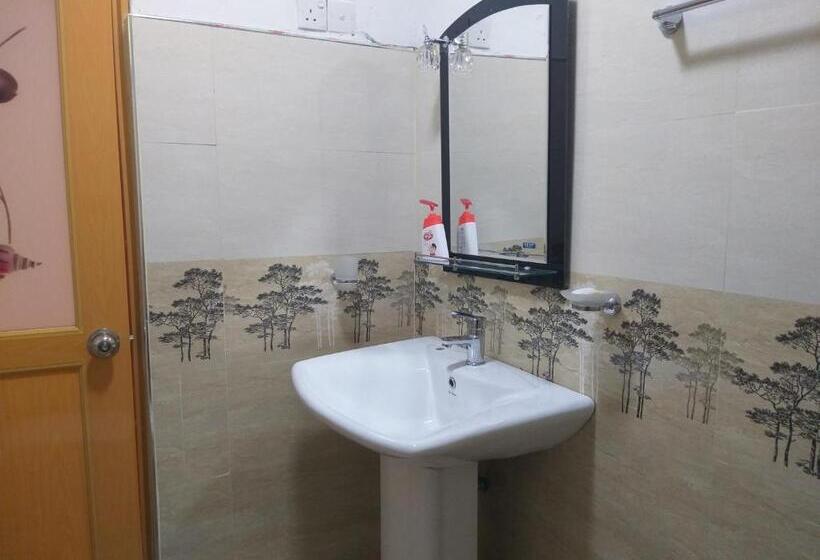 Номер Стандарт Вид на Горы, Different View