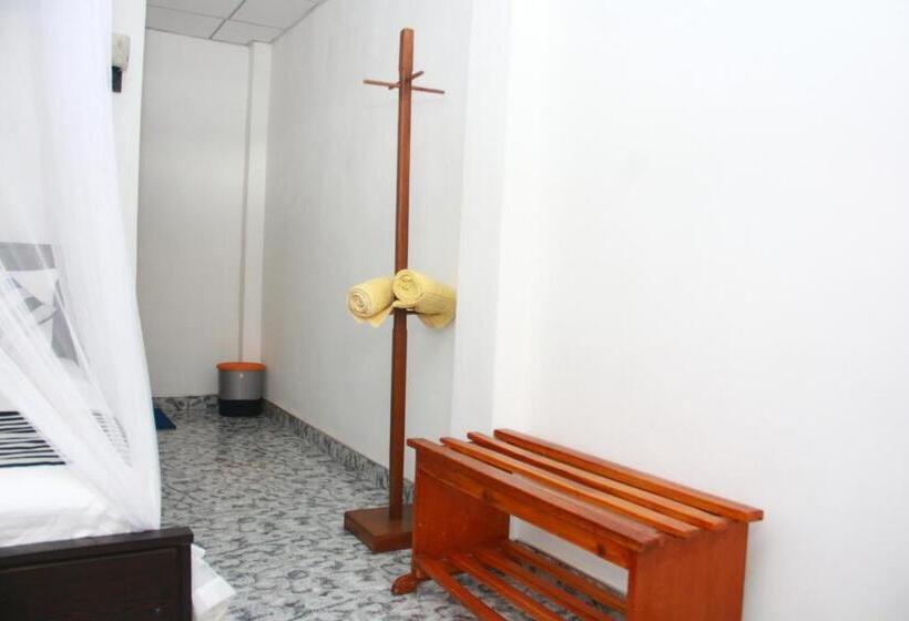 带大床的标准间, Different View