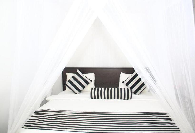 带大床的标准间, Different View