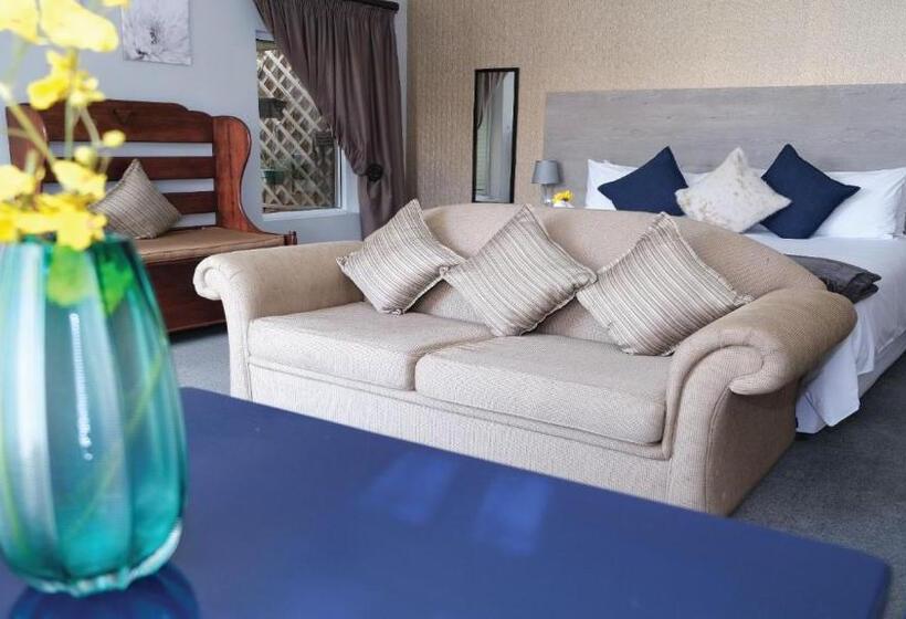 Семейный Номер, Mcallisters On 8th