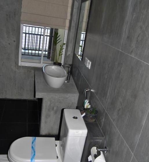 Economy Zimmer, The Canoe