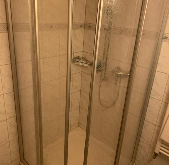 패밀리 룸, Hof Und Post