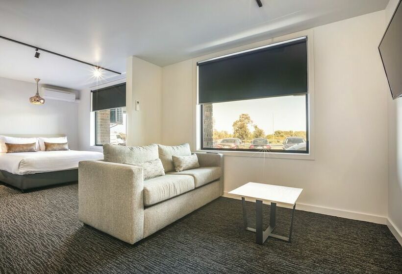 דירת חדר, Nightcap At The Cheeky Squire