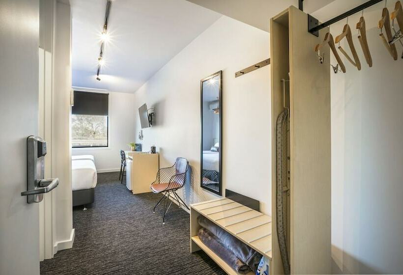 חדר סטודיו סטנדרד, Nightcap At The Cheeky Squire