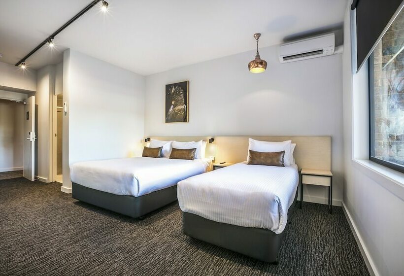 חדר סטודיו סטנדרד, Nightcap At The Cheeky Squire