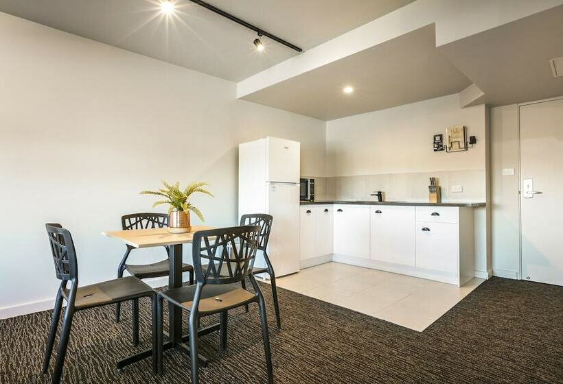 דירת חדר, Nightcap At The Cheeky Squire