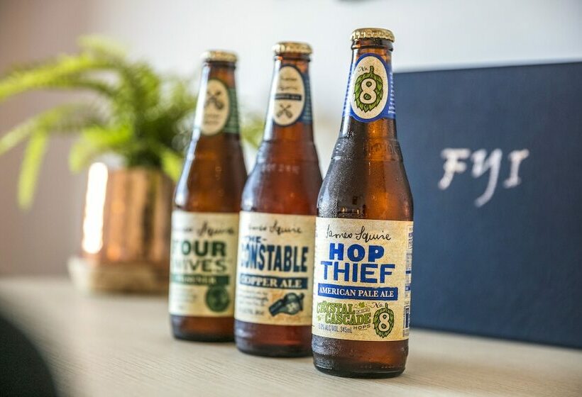 חדר סטודיו סטנדרד, Nightcap At The Cheeky Squire