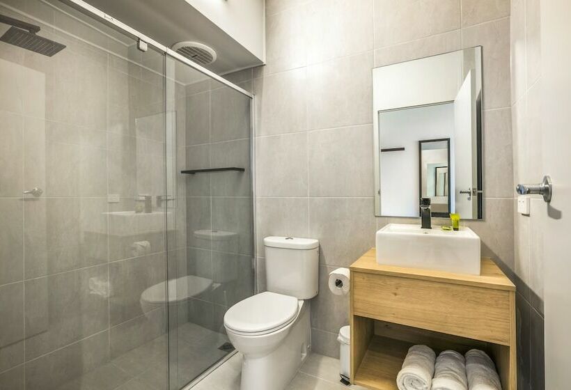 דירת חדר, Nightcap At The Cheeky Squire