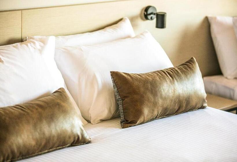 חדר סטודיו סטנדרד, Nightcap At The Cheeky Squire