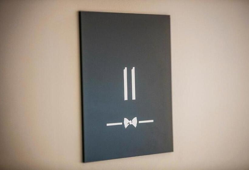 חדר סטודיו סטנדרד, Nightcap At The Cheeky Squire