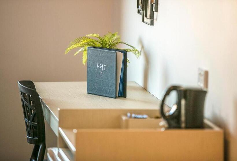 חדר סטודיו סטנדרד, Nightcap At The Cheeky Squire