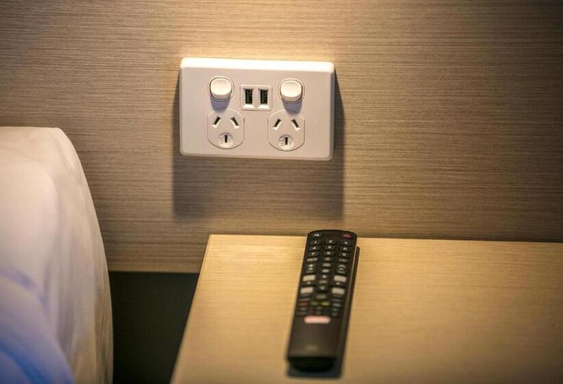 חדר סטודיו סטנדרד, Nightcap At The Cheeky Squire