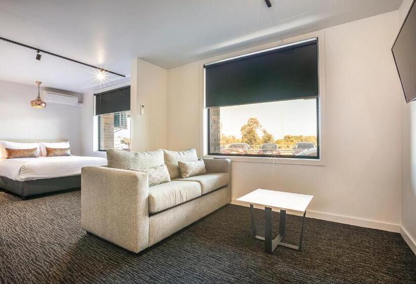 דירת חדר, Nightcap At The Cheeky Squire