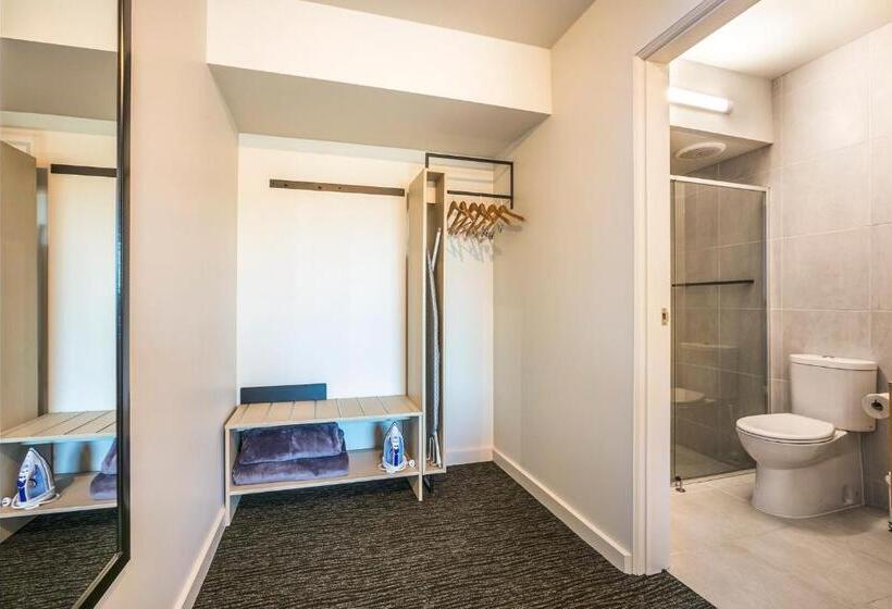 דירת חדר, Nightcap At The Cheeky Squire