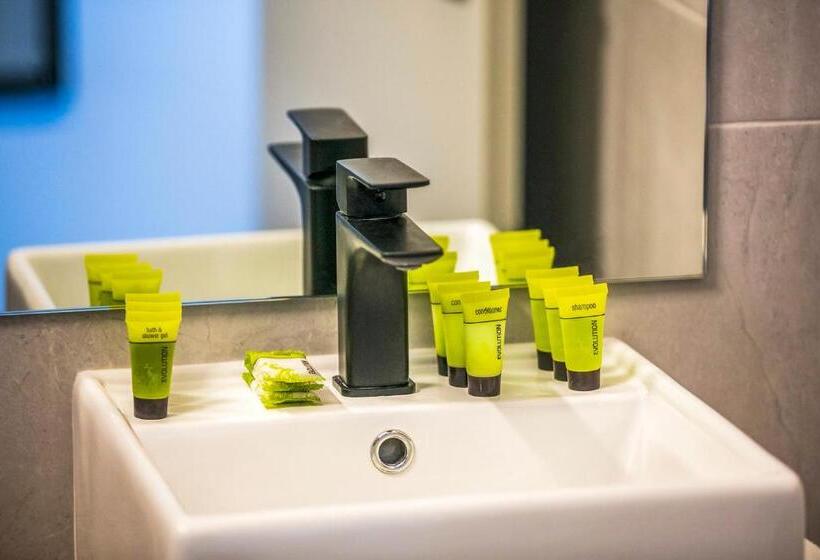 דירת חדר, Nightcap At The Cheeky Squire