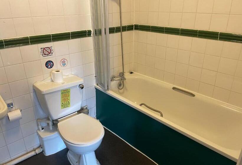 חדר משפחתי, The Olde Swan