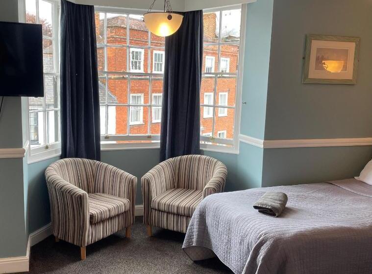 חדר משפחתי, The Olde Swan