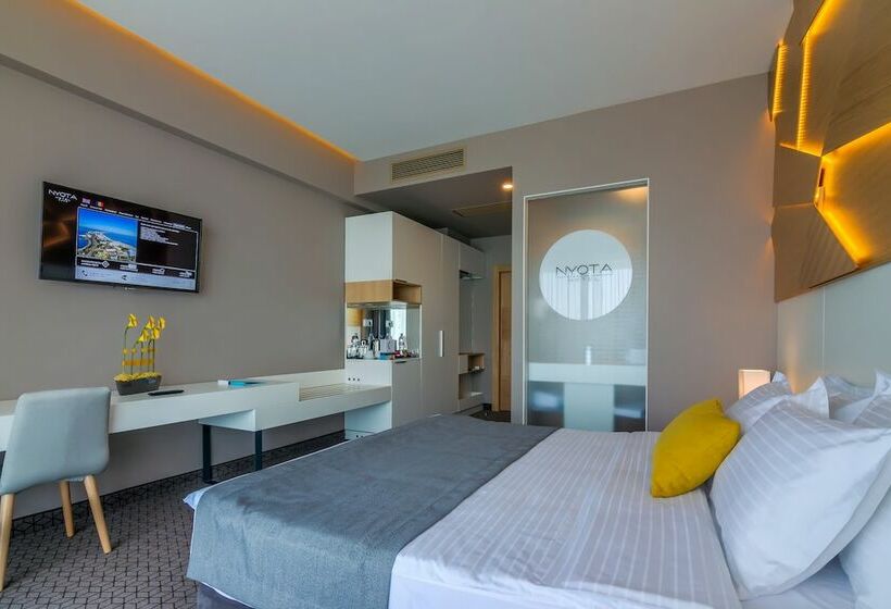 חדר סופריור עם מרפסת, Nyota Hotel & Conference Center